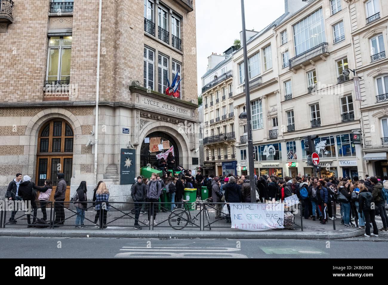 Wie viele andere Gymnasiasten in ganz Frankreich blockierten einige Schüler, mit einigen Eltern und Lehrern, am 5. Februar 2020 die Schule Jules Ferry in Paris, Frankreich, um gegen den Test E3C, das neue Abitur zu protestieren und den Test für den Tag abgesagt zu bekommen (Foto von Jerome Gilles/NurPhoto) Stockfoto