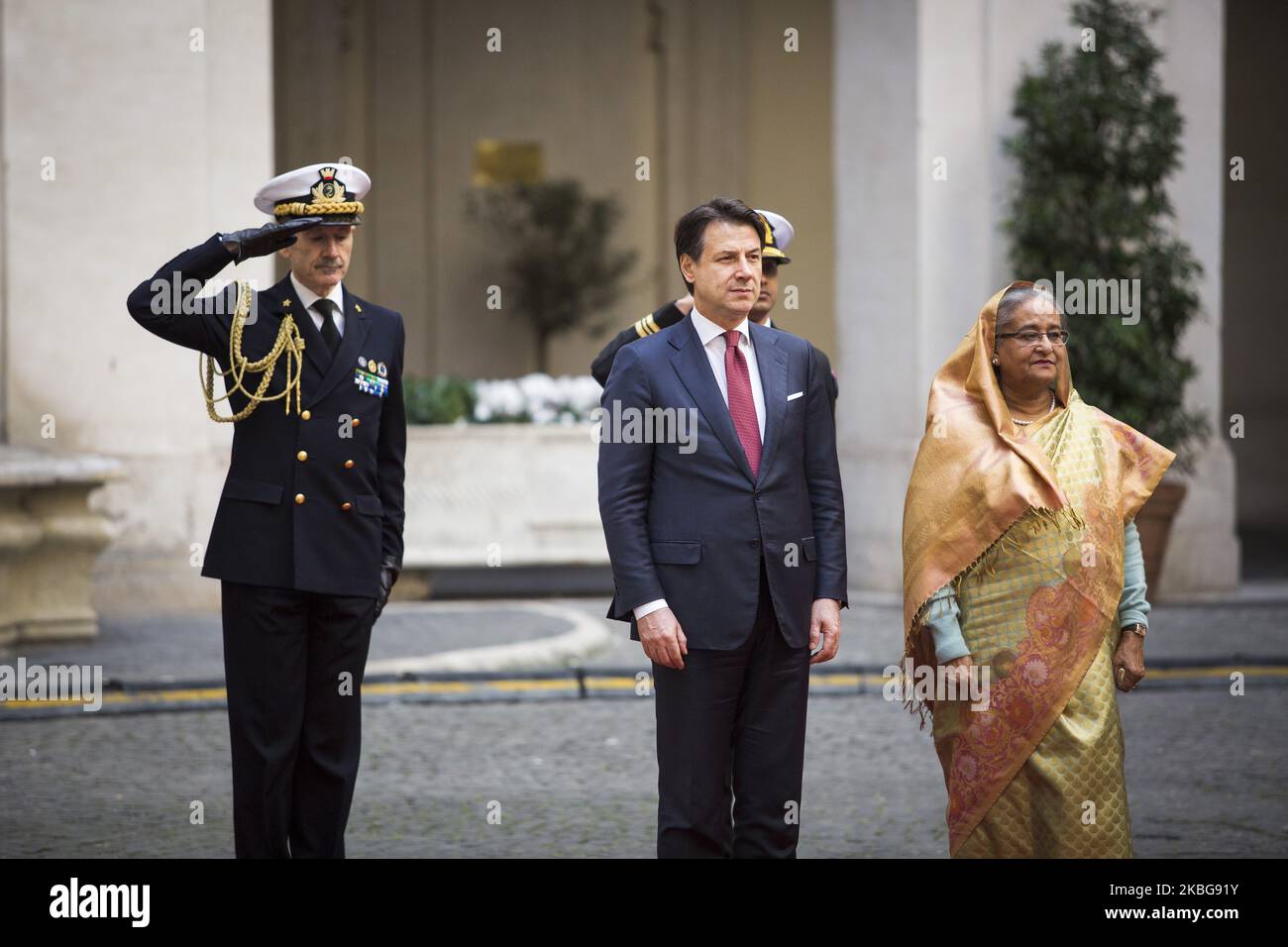 Italiens Premierminister Giuseppe Conte steht am 5. Februar 2020 mit dem Premierminister von Bangladesch, Scheich Hasina, im Chigi-Palast in Rom, Italien, zusammen. (Foto von Christian Minelli/NurPhoto) Stockfoto