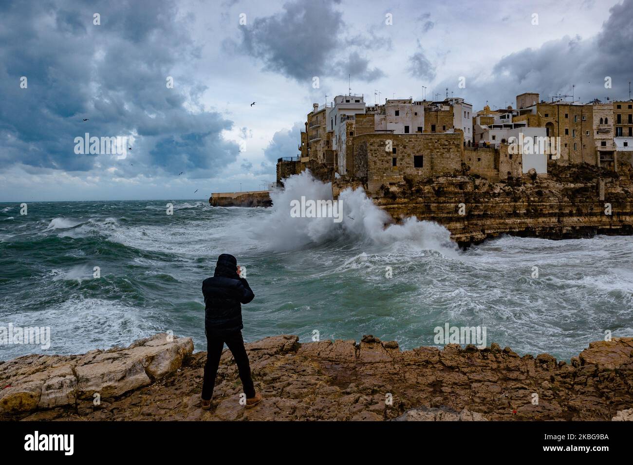 Am 5. Februar 2020 kam es in der italienischen Stadt Polignano a Mare zu einem Sturm. (Foto von Davide Pischettola/NurPhoto) Stockfoto