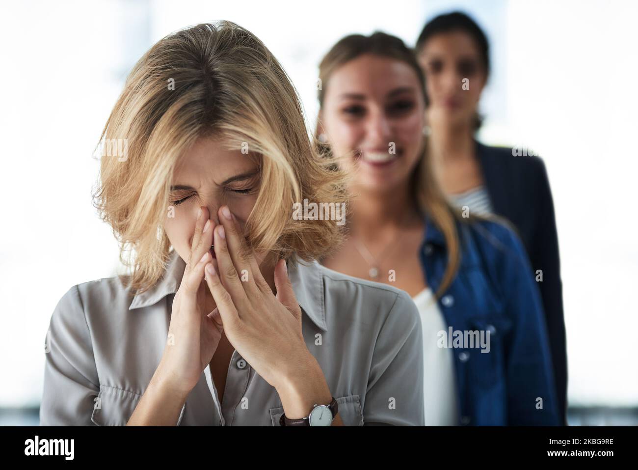 Die Grippe kann dieses Team nicht schlagen. Eine Gruppe von Geschäftsfrauen, die in einer Reihe stehen und mit einer Nase auf die Kamera schauen. Stockfoto
