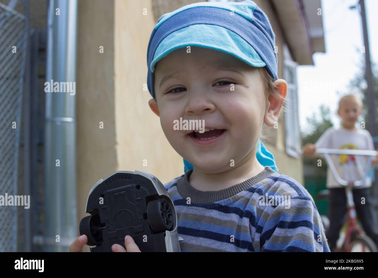 Zwei Jahre Junge lachend und sehr glücklich Stockfoto