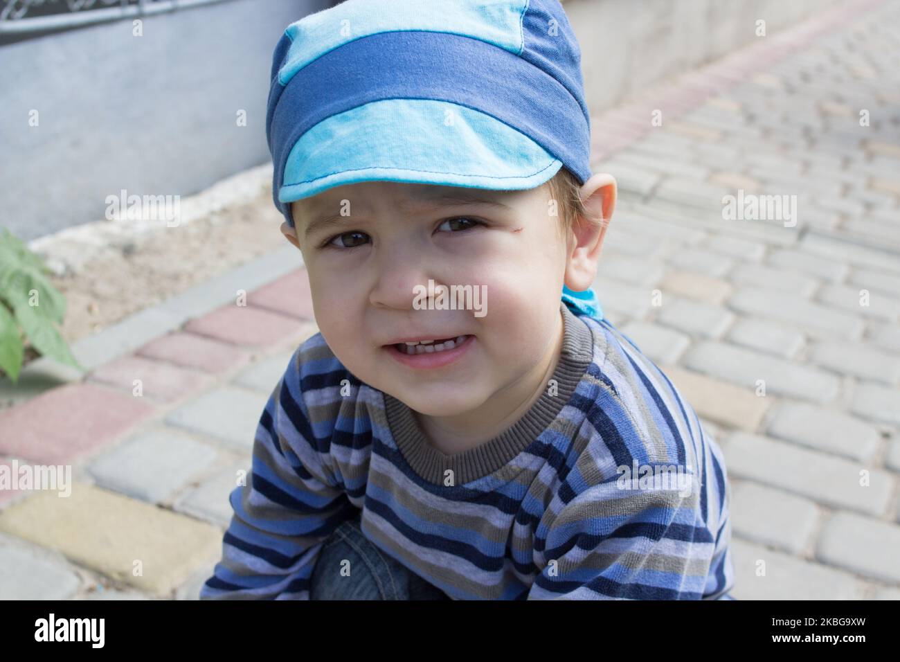 Porträt eines 2 Jahre alten Kindes traurig und wütend Stockfoto