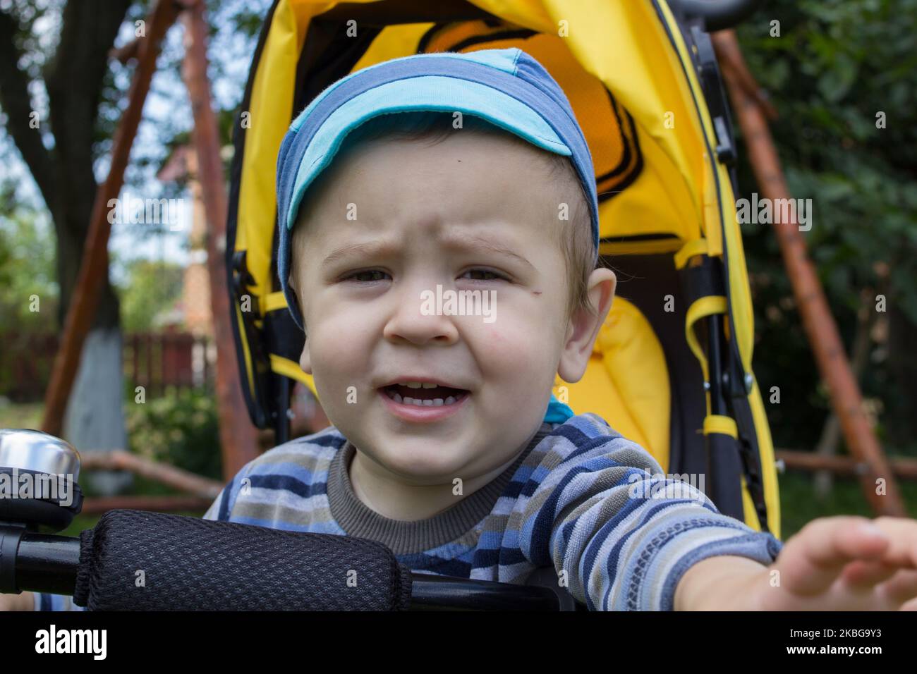 Kleiner Junge auf die Kamera zu erreichen Stockfoto