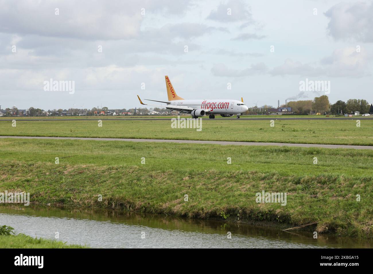 Pegasus Boeing 737-800-Verkehrsflugzeug als Landeanflug und Taxxing auf der Start- und Landebahn Polderbaan im internationalen Flughafen Amsterdam Schiphol AMS EHAM in der niederländischen Stadt. Das Flugzeug Eine Boeing 737 Next Gen 737-82R(WL) mit Winglets, 2x CFMI-Triebwerken hat die Registrierung TC-CPI und den Namen Almira. Pegasus Airlines PC PGT oder Pegasus Hava Ta??mac?l??? A.? Ist eine türkische Low-Cost-Fluggesellschaft mit Drehkreuz am Internationalen Flughafen Istanbul Sabiha Gökçen SAW LTFJ. Die Fluggesellschaft erlitt am 5. Februar 2020 einen Unfall, als ein Flugzeug auf der Start- und Landebahn des Flughafens Sabiha in 3 Teile einstürzte. Amsterdam, Niederlande Stockfoto