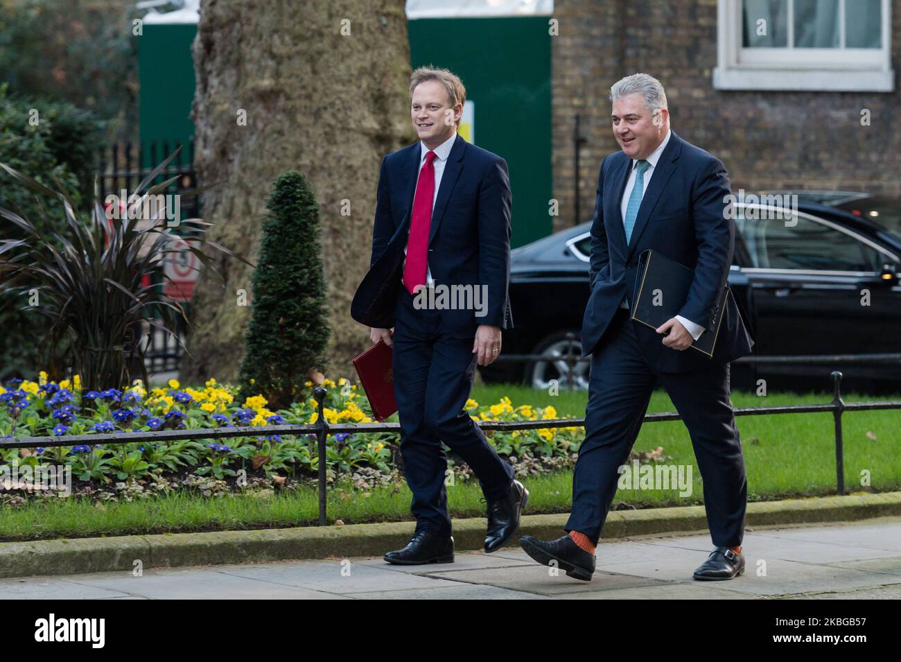 Der Staatssekretär für Verkehr Grant Shapps (L) und der Minister für Sicherheit und Stellvertreter für den EU-Austritt und die Vorbereitung auf keine Abmachung Brandon Lewis (R) kommen in der Downing Street im Zentrum von London an, um an einer Kabinettssitzung am 06. Februar 2020 in London, England, teilzunehmen. (Foto von Wiktor Szymanowicz/NurPhoto) Stockfoto