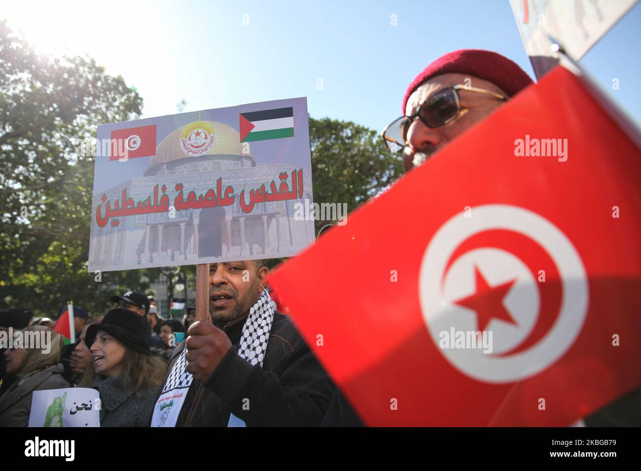 Die Demonstranten in Tunesien halten die Flagge Tunesiens und ein Plakat mit einem Bild der Kuppel des Felsens in Jerusalem, auf dem auf Arabisch, ‘Jerusalem ist die Hauptstadt Palästinas’, als sie an einem nationalen marsch auf der Hauptstraße Habib Bourguiba teilnahmen, um gegen den „Friedensplan“ für den Nahen Osten zu protestieren, der als „Jahrhundertdeal“ bezeichnet wird und der am 05. Februar 2020 von US-Präsident Donald Trump in Tunis, Tunesien, enthüllt wurde. (Foto von Chedly Ben Ibrahim/NurPhoto) Stockfoto