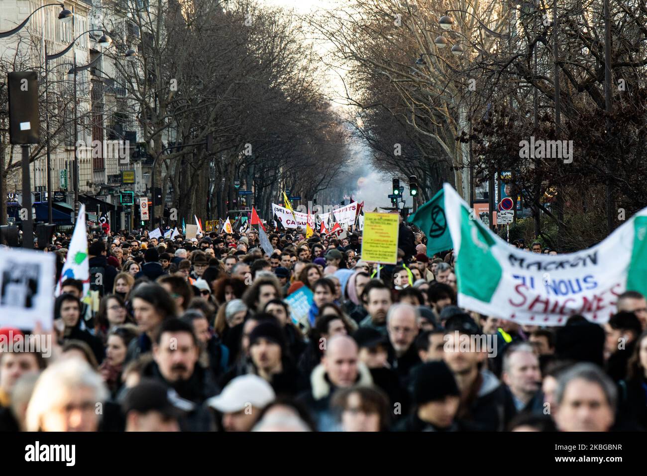 130 000 Demonstranten gingen am 6. Februar 2020 auf die Straßen von Paris, Frankreich, und protestierten gegen die Rentenreformen für die Demonstration von 9.. Viele verschiedene Arbeitsbereiche waren hier, von den Transportdiensten, wie Cheminots, sncf, ratp, Kanalisationsarbeiter, Studenten, Lehrer, Krankenhausdienste, auch die Feministinnen. Die Demonstration endete in der Ruhe, ohne dass die Polizei mit der Polizei in Verbindung stand. Die Feuerwehrleute löschen das Feuer eines Müllverbots. (Foto von Jerome Gilles/NurPhoto) Stockfoto