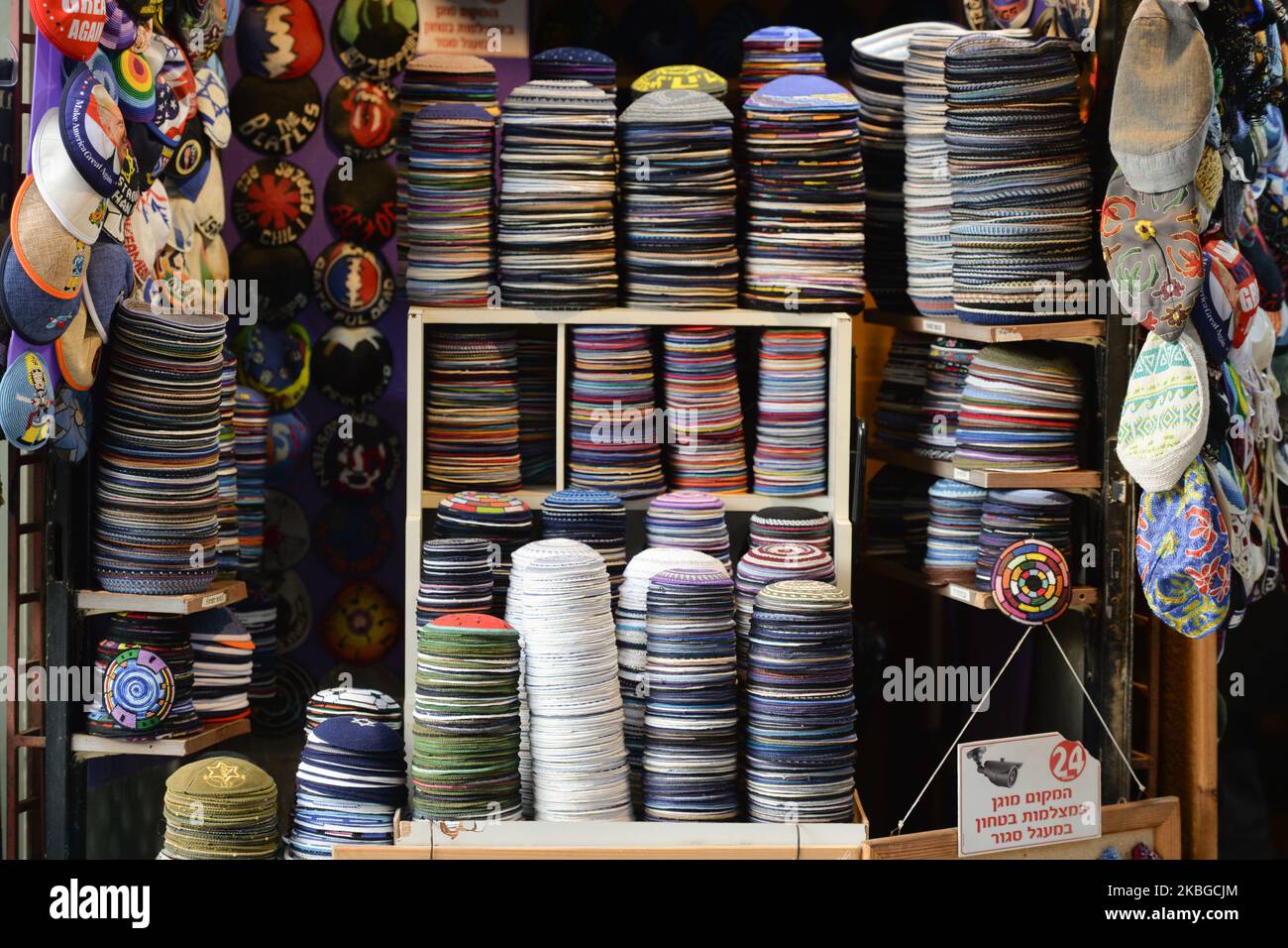 Ein Stand mit Kippahs zum Verkauf, gesehen in der Nähe von Jerusalems Mahane Yehuda Markt. Am Donnerstag, den 6. Februar 2020, in Jerusalem, Israel. (Foto von Artur Widak/NurPhoto) Stockfoto