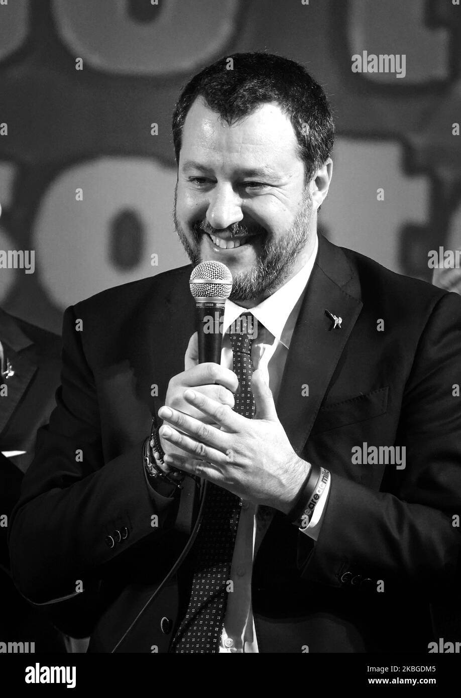 (ANMERKUNG DER REDAKTION: Bild wurde in Schwarz-Weiß umgewandelt) Matteo Salvini, Anführer der Liga, spricht am 6. Februar 2020 im Theater Odeon in Reggio Calabria, Italien. (Foto von Gabriele Maricchiolo/NurPhoto) Stockfoto