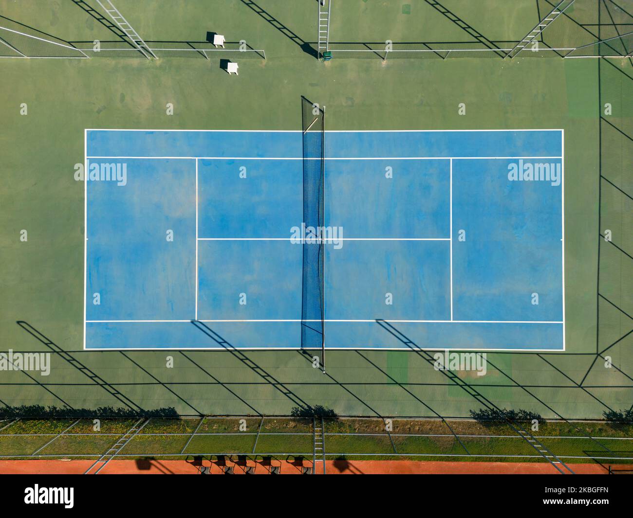 Luftaufnahme des leeren blauen Harttennisplatzes an einem sonnigen Tag Stockfoto