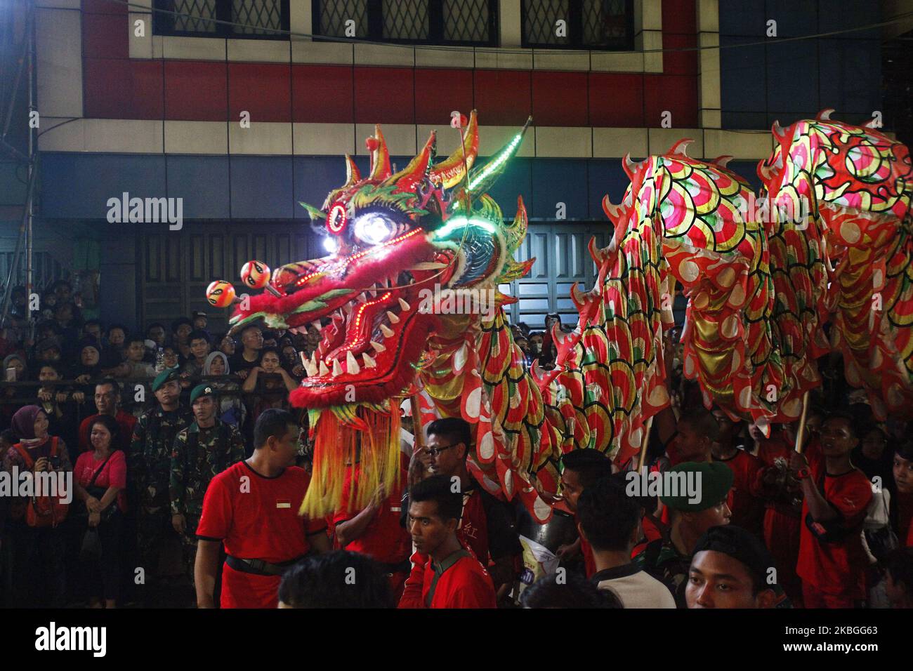 Die Teilnehmer sahen während des Festivals, wie sie mit einer Nachbildung eines Drachen auftrat. Cap Go Meh Festival in Bogor, West-Java, am 8. Februar 2020. Beinhaltet Rituale des Öffnens des Drachenauges, die Feierlichkeiten stammen aus China und wurden dann angepasst und mit lokalen Animismus Kultur, Traditionen und Rituale assimiliert. (Foto von Adriana Adie/NurPhoto) Stockfoto