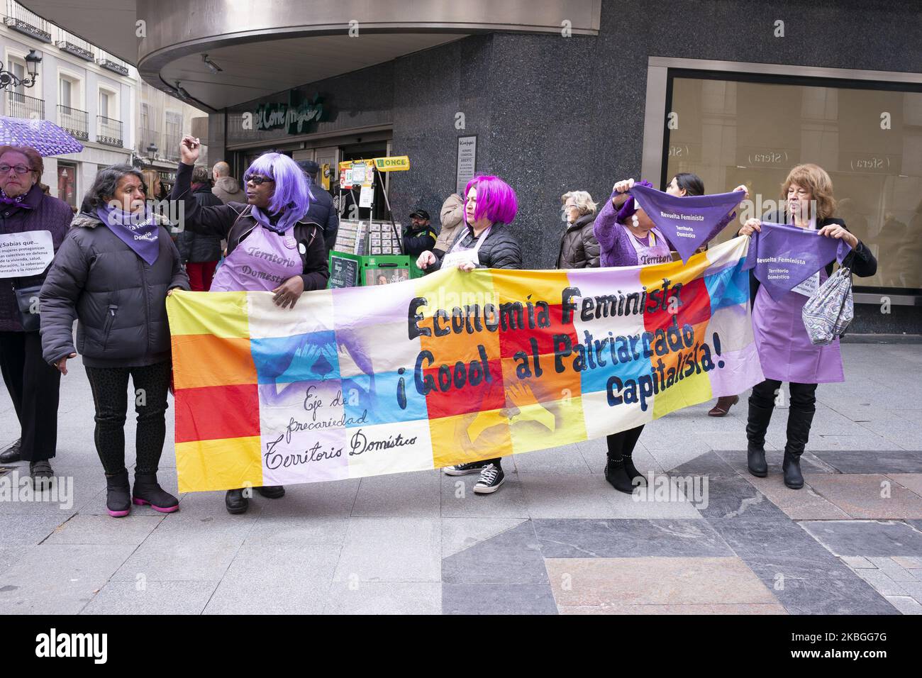 Frauen beteiligen sich an der Menschenkette, die das Zentrum der Hauptstadt umgibt, um die „feministische Revolte“ am 08. Februar 2020 in Madrid, Spanien, zu behaupten. Mehr als sechstausend feministische Frauen haben sich verpflichtet, sich dieser Menschenkette anzuschließen, um die für den nächsten 8. März, dem Internationalen Frauentag, geplanten Mobilisierungen zu beginnen (Foto von Oscar Gonzalez/NurPhoto) Stockfoto