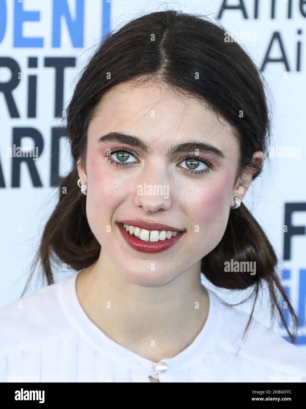 SANTA MONICA, LOS ANGELES, KALIFORNIEN, USA - 08. FEBRUAR: Die Schauspielerin Margaret Quolley in Chanel-Kleid und Schmuck mit Roger Vivier-Schuhen kommt bei den Film Independent Spirit Awards 2020 an, die am 8. Februar 2020 in Santa Monica, Los Angeles, Kalifornien, USA, am Santa Monica Beach verliehen wurden. (Foto von Xavier Collin/Image Press Agency/NurPhoto) Stockfoto