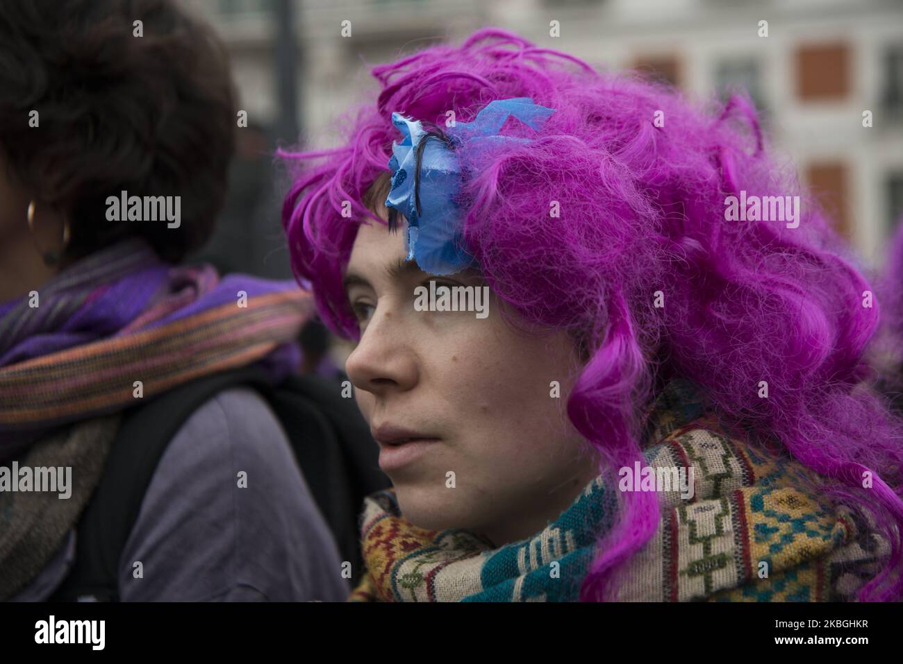 Die feministische Kette hat in Madrid mehr als 8.000 Frauen aus ganz Spanien versammelt, die die Straßen der Hauptstadt eingenommen haben, was den Beginn der "feministischen Revolte" markiert, als es nur noch einen Monat für 8M gibt. Ökofeminismus, Fürsorge, Bildung, Konsum, das Recht auf Wohnung, Antirassismus, anständige Renten oder Arbeitsplatzunsicherheit wurden in der Kette vertreten, die verschiedene Themenbereiche hatte. Ein weiteres Ziel ist es, „Bündnisse zwischen uns und mit Gruppen zu knüpfen“. Die menschliche Kette wird der Beginn verschiedener Aktionen sein, bis sie 8M erreicht. (Foto von Patricio Realpe/ChakanaNews/NurPhoto) Stockfoto