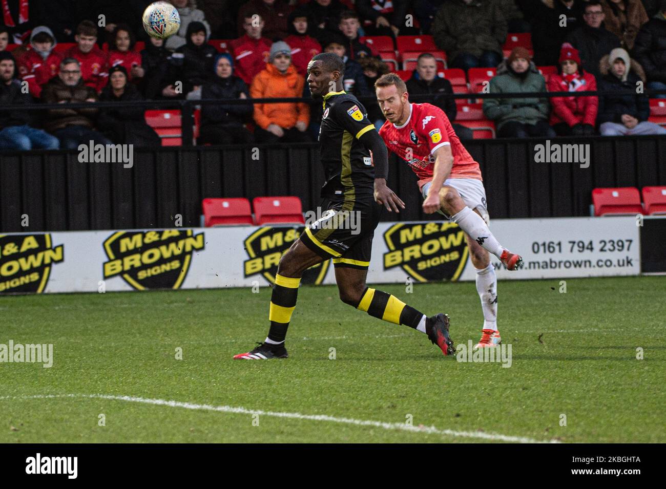 Adam Rooney vom Salford City FC hat seinen Schuss von Manny Adebowale vom Crawley Town FC während des Sky Bet League 2-Spiels zwischen Salford City und Crawley Town in Moor Lane, Salford am Samstag, den 8.. Februar 2020, blockiert. (Foto von Ian Charles/MI News/NurPhoto) Stockfoto