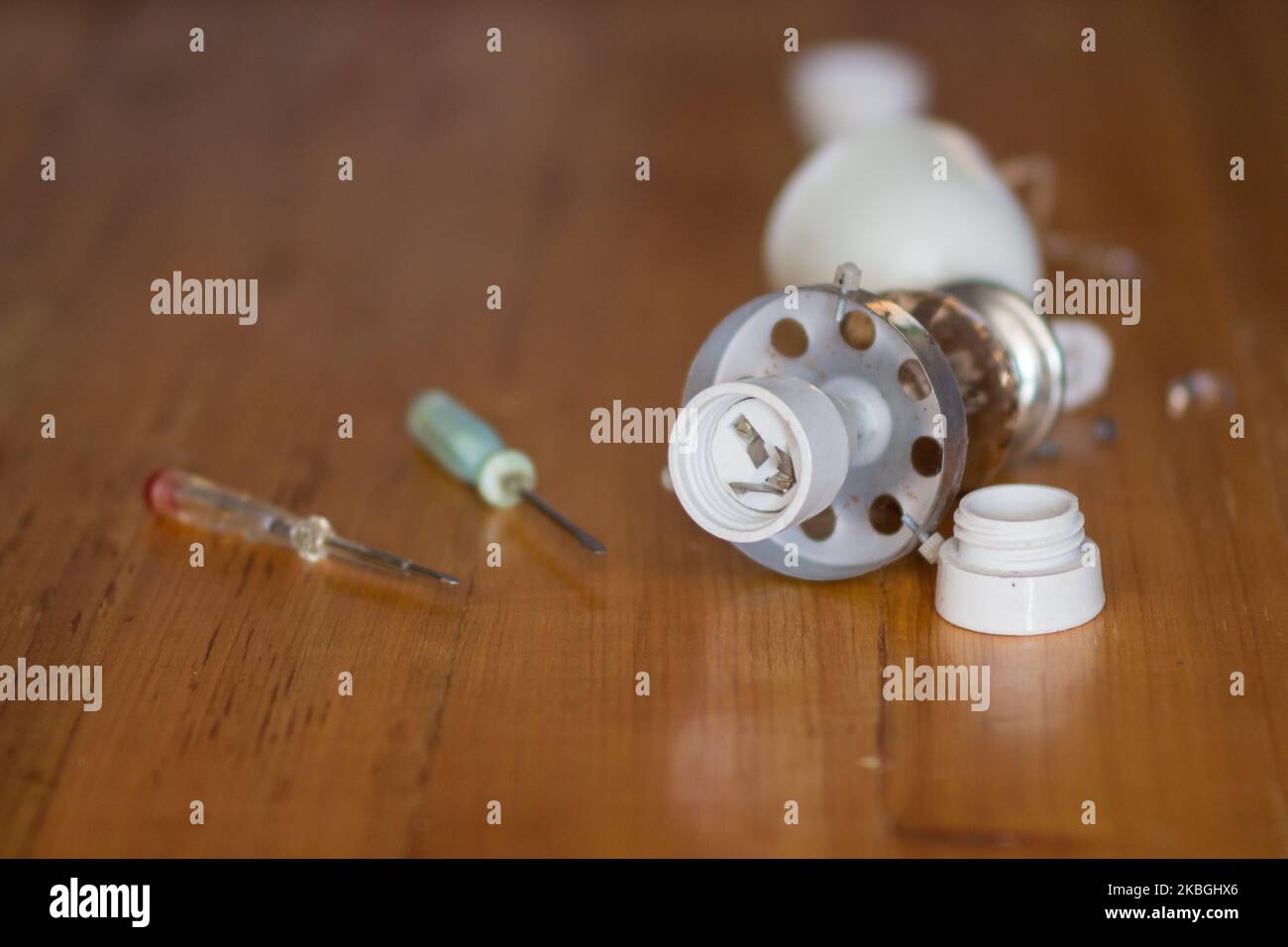Auf dem Tisch liegt die Lampe kaputt für Reparaturen Stockfoto
