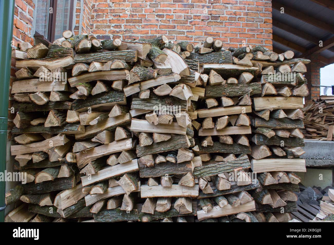 In der Nähe der Wand Gebäude Holz für den Kamin auf Falten Stockfoto