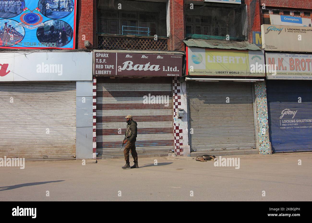 Ein indischer Polizist geht während eines Shutdowns in Srinagar zum hängenden Jahrestag von Afzal Guru am 09. Februar 2020.Guru wurde heimlich am 09. Februar im Tihar-Gefängnis in der indischen Hauptstadt Neu-Delhi gehängt und begraben. 2013 für seine angebliche Rolle bei dem Angriff des indischen parlaments von 2001, bei dem 14 Menschen starben. Geschäfte und Geschäftshäuser bleiben in Srinagar geschlossen, nachdem die separatistische Organisation, deren Führung von der indischen Regierung unter Hausarrest gestellt wird, nach der Aufhebung des Artikels 370 der indischen Verfassung, der Kaschmir Autonomie gewährte, eine Stilllegung angeordnet hatte. Die Polizei hat eine Regi Stockfoto