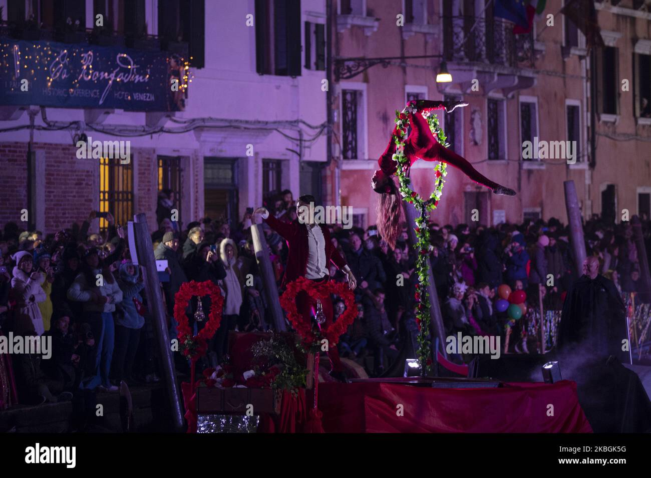 Am 08. Februar 2020 wird in Venedig, Italien, die Eröffnungsshow „Game, Love and Folly“ des Karnevals gezeigt. (Foto von Marco Serena/NurPhoto) Stockfoto