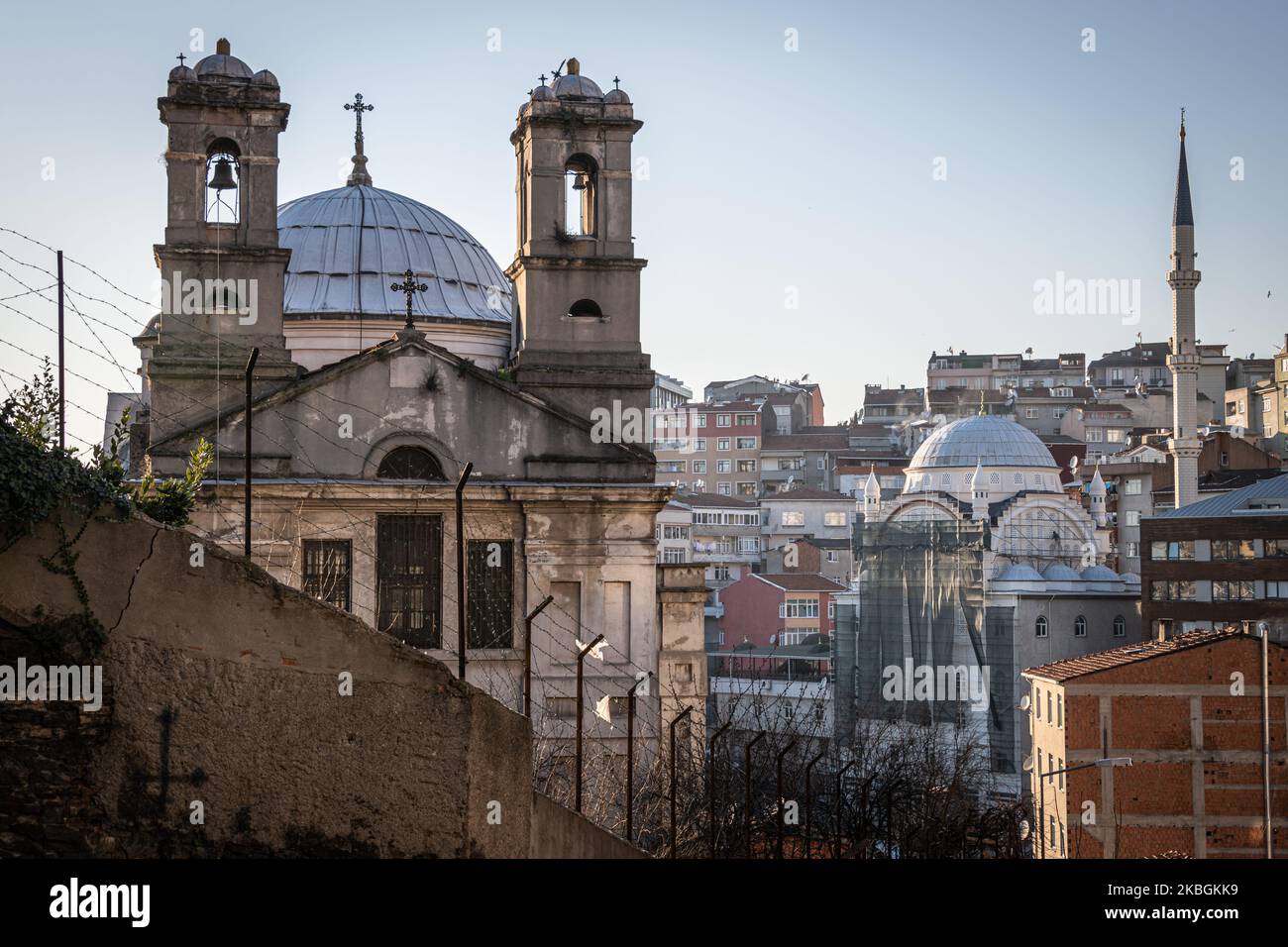 Eine griechisch-orthodoxe Kirche steht in der Nähe einer neu errichteten Moschee im Stadtteil Dolapdere am 2020. Februar in Istanbul, Türkei. (Foto von Diego Cupolo/NurPhoto) Stockfoto