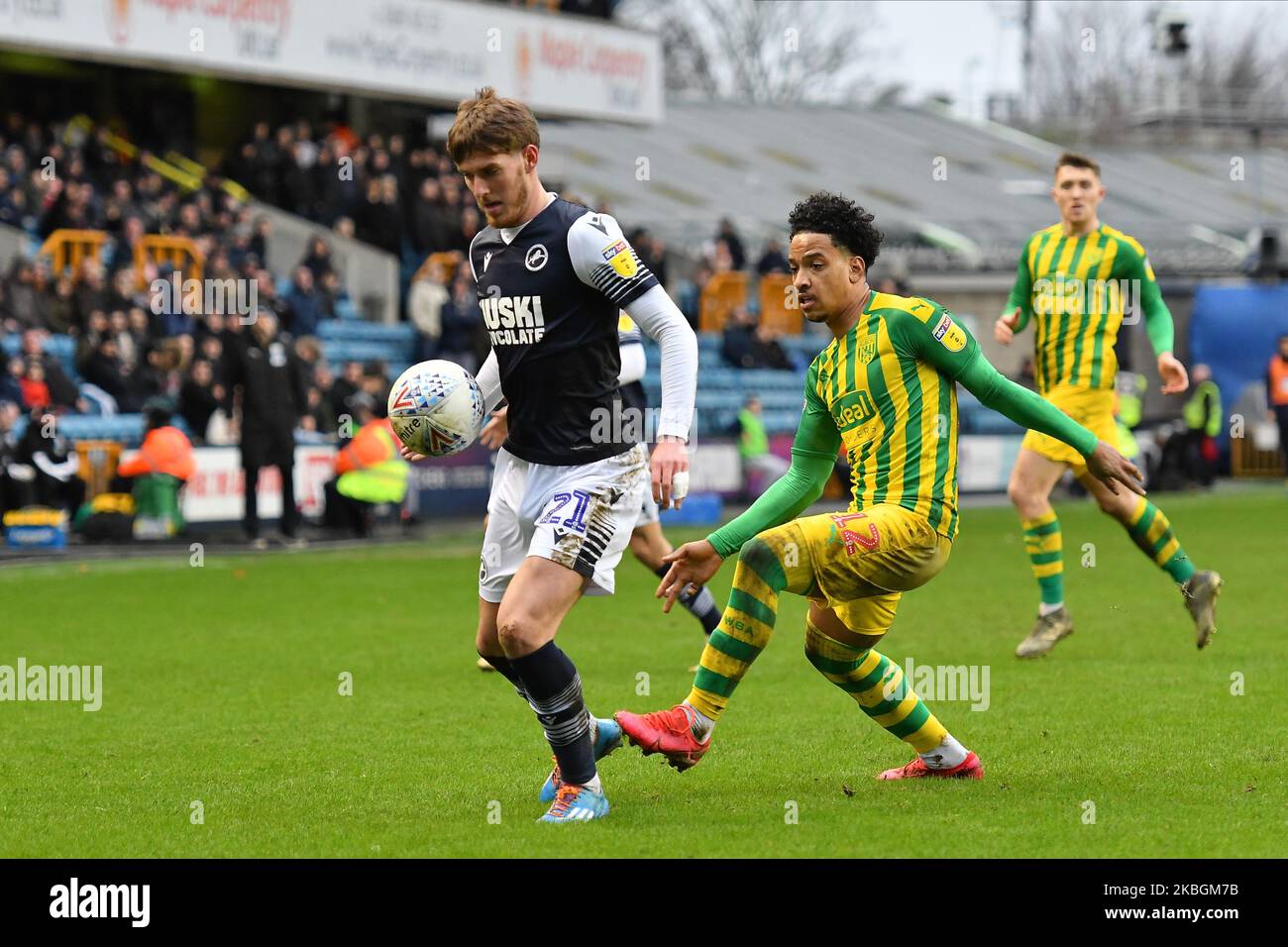 Connor Mahoney, Matheus Pereira während des Sky Bet Championship-Spiels zwischen Millwall und West Bromwich Albion am 09. Februar 2020 in London, England. (Foto von MI News/NurPhoto) Stockfoto