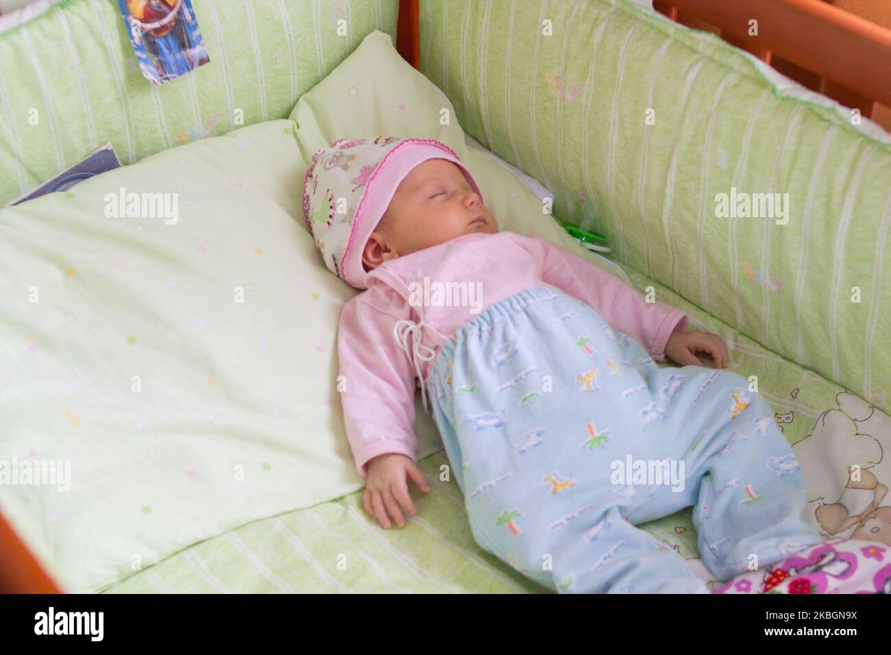 Baby Mädchen schlafen im Bett zu Hause Stockfoto