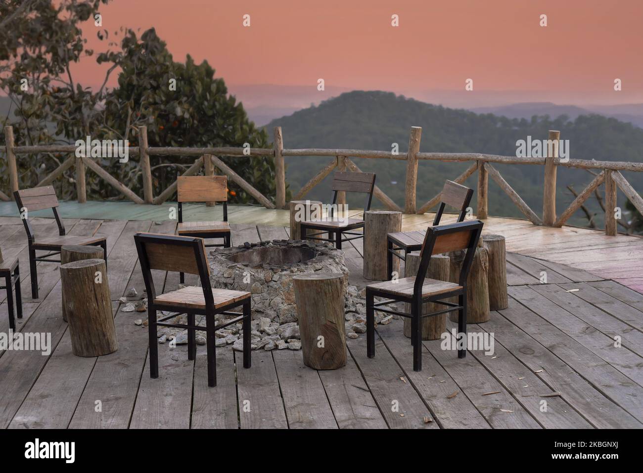 Viele Stühle und Kamin unter Sonnenuntergang gegen Bergblick in Da Lat Vietnam Stockfoto