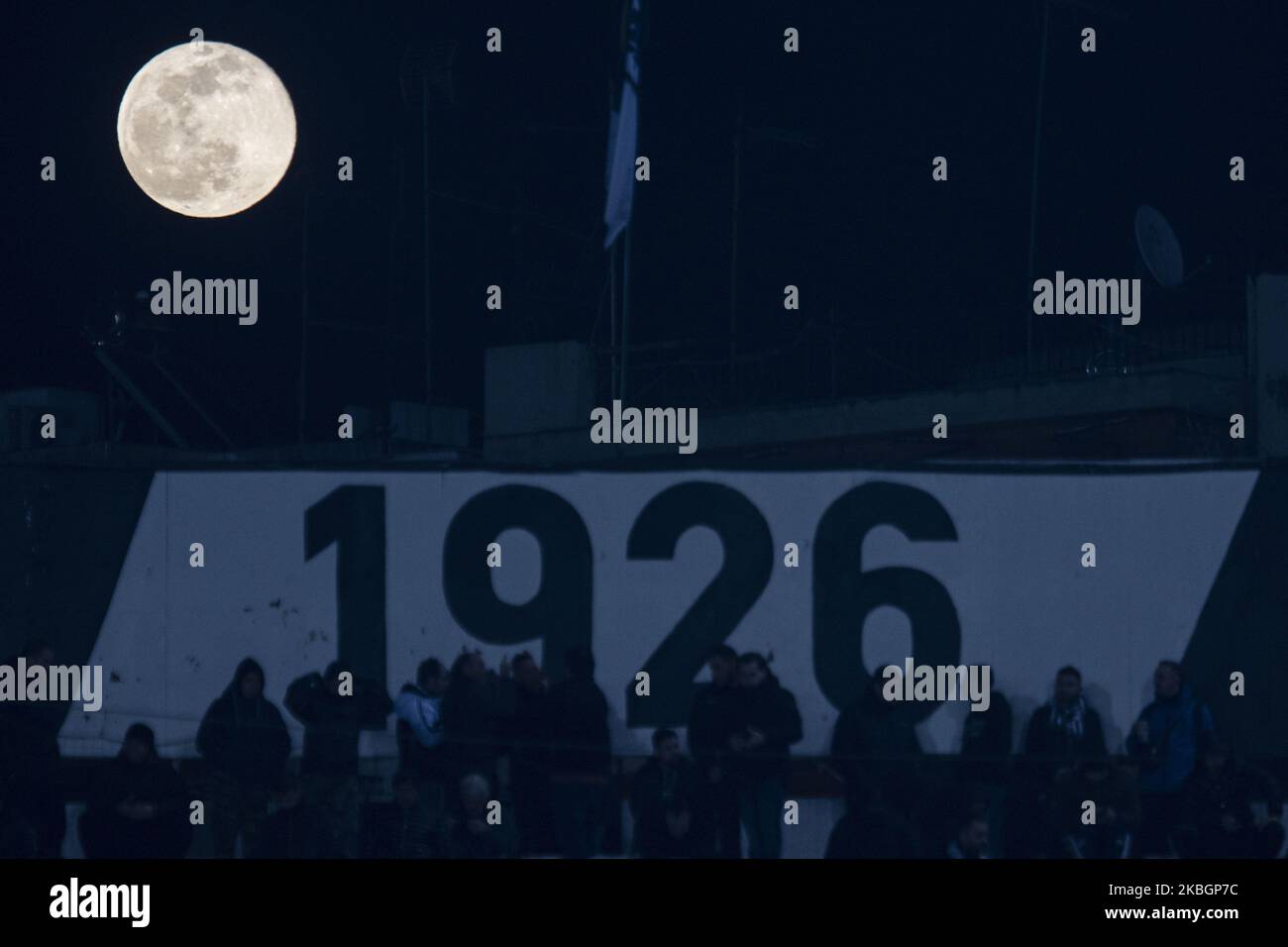 Superschneemon, vollmond, Supermond, über dem Toumba Fußballstadion, Heimstadion des FC PAOK während des Spiels, Fußballspiel für die griechische Super League PAOK gegen OFI in Thessaloniki, Griechenland. Das Himmelsoobjekt ist der natürliche Satellit der Erde. 9. Februar 2020 (Foto von Nicolas Economou/NurPhoto) Stockfoto