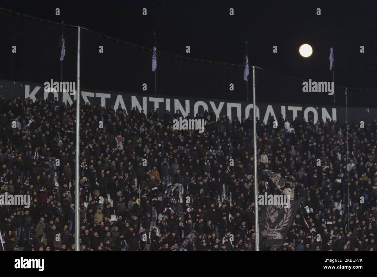 Superschneemon, vollmond, Supermond, über dem Toumba Fußballstadion, Heimstadion des FC PAOK während des Spiels, Fußballspiel für die griechische Super League PAOK gegen OFI in Thessaloniki, Griechenland. Das Himmelsoobjekt ist der natürliche Satellit der Erde. 9. Februar 2020 (Foto von Nicolas Economou/NurPhoto) Stockfoto