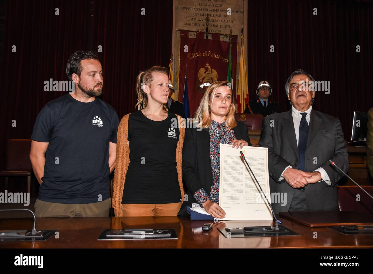 Heute Nachmittag hat Bürgermeister Leoluca Orlando im Palazzo della Aquile den Besatzungen von drei Booten, die sich für die Rettung von Migranten im Mittelmeer eingesetzt haben, die Ehrenbürgerschaft der Stadt verliehen. Die Staatsbürgerschaft wurde dem Kapitän Carlo Giarratano, dem Besitzer Gaspare Giarratano und der Besatzung des Motorbootes 'Accursio Giarratano' verliehen, die die Fischereioperationen unterbrochen hatten, um einige Schiffbrüchige zu retten, dem Kapitän des Schiffes 'Mare Jonio', Pietro Marrone und die gesamte Besatzung des gleichen Schiffes zu dem der 'Sea Watch', die sich mit der Überwachung und Rettung von Migranten und Schiffswracks beschäftigt Stockfoto