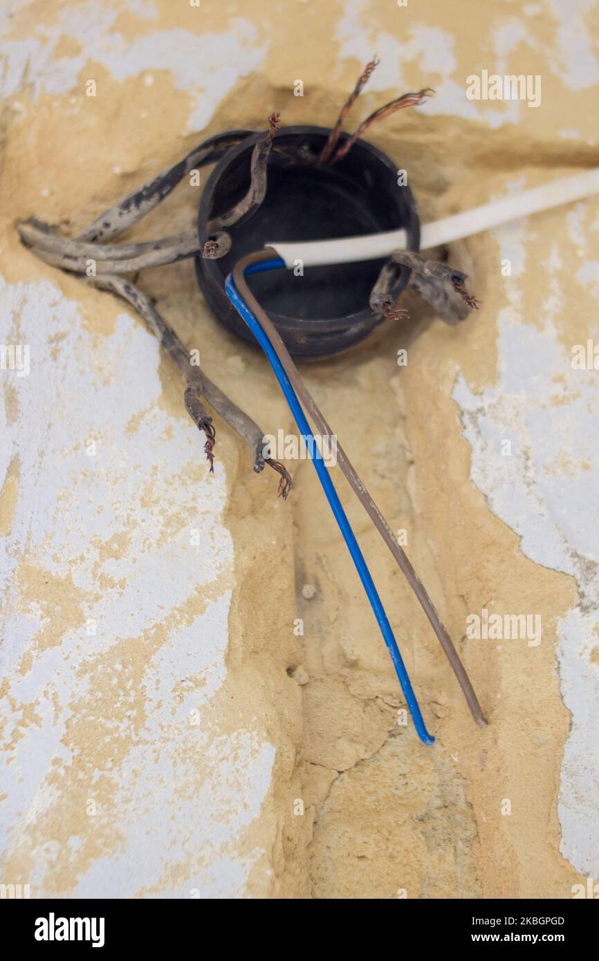 Elektrische Leitungen im Wandkasten mit Verdrahtung Stockfoto