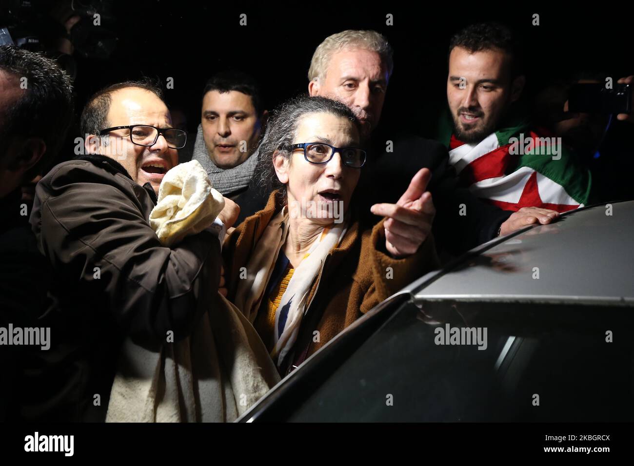 Louisa Hanoune, Vorsitzende der Arbeiterpartei Algeriens, nachdem sie am 10. Februar 2020 in der Stadt Blida, etwa 45 Kilometer südwestlich der Hauptstadt, aus dem Gefängnis entlassen worden war. - Ein algerisches Militärgericht hat eine Haftstrafe von 15 Jahren für den Bruder des ehemaligen Präsidenten und zwei ehemalige Leiter der Nachrichtendienste bestätigt, die für schuldig befunden wurden, gegen den Staat Verschwörungen zu schmieden. Der vierte Angeklagte Louisa Hanoune sieht die anfängliche 15-jährige Haftstrafe wegen Verschwörung gegen Armee und Staat in Algerien auf die Bewährungsstrafe reduziert (Foto: Bilral Bensalem/NurPhoto) Stockfoto