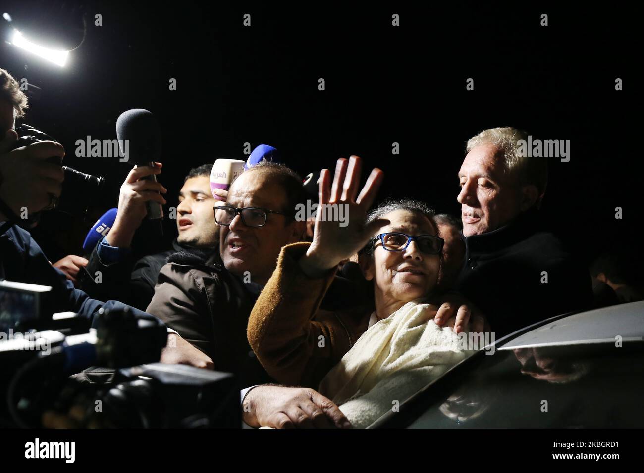 Louisa Hanoune, Vorsitzende der Arbeiterpartei Algeriens, nachdem sie am 10. Februar 2020 in der Stadt Blida, etwa 45 Kilometer südwestlich der Hauptstadt, aus dem Gefängnis entlassen worden war. - Ein algerisches Militärgericht hat eine Haftstrafe von 15 Jahren für den Bruder des ehemaligen Präsidenten und zwei ehemalige Leiter der Nachrichtendienste bestätigt, die für schuldig befunden wurden, gegen den Staat Verschwörungen zu schmieden. Der vierte Angeklagte Louisa Hanoune sieht die anfängliche 15-jährige Haftstrafe wegen Verschwörung gegen Armee und Staat in Algerien auf die Bewährungsstrafe reduziert (Foto: Bilral Bensalem/NurPhoto) Stockfoto