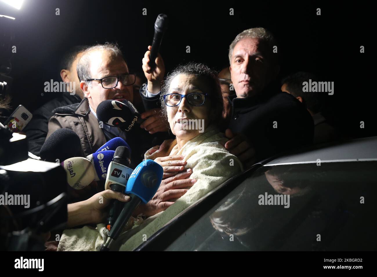 Louisa Hanoune, Vorsitzende der Arbeiterpartei Algeriens, nachdem sie am 10. Februar 2020 in der Stadt Blida, etwa 45 Kilometer südwestlich der Hauptstadt, aus dem Gefängnis entlassen worden war. - Ein algerisches Militärgericht hat eine Haftstrafe von 15 Jahren für den Bruder des ehemaligen Präsidenten und zwei ehemalige Leiter der Nachrichtendienste bestätigt, die für schuldig befunden wurden, gegen den Staat Verschwörungen zu schmieden. Der vierte Angeklagte Louisa Hanoune sieht die anfängliche 15-jährige Haftstrafe wegen Verschwörung gegen Armee und Staat in Algerien auf die Bewährungsstrafe reduziert (Foto: Bilral Bensalem/NurPhoto) Stockfoto