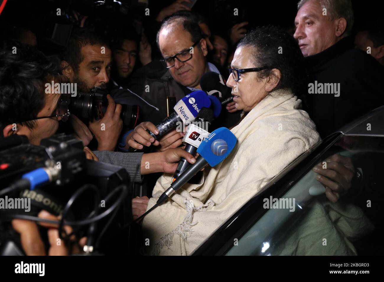 Louisa Hanoune, Vorsitzende der Arbeiterpartei Algeriens, nachdem sie am 10. Februar 2020 in der Stadt Blida, etwa 45 Kilometer südwestlich der Hauptstadt, aus dem Gefängnis entlassen worden war. - Ein algerisches Militärgericht hat eine Haftstrafe von 15 Jahren für den Bruder des ehemaligen Präsidenten und zwei ehemalige Leiter der Nachrichtendienste bestätigt, die für schuldig befunden wurden, gegen den Staat Verschwörungen zu schmieden. Der vierte Angeklagte Louisa Hanoune sieht die anfängliche 15-jährige Haftstrafe wegen Verschwörung gegen Armee und Staat in Algerien auf die Bewährungsstrafe reduziert (Foto: Bilral Bensalem/NurPhoto) Stockfoto