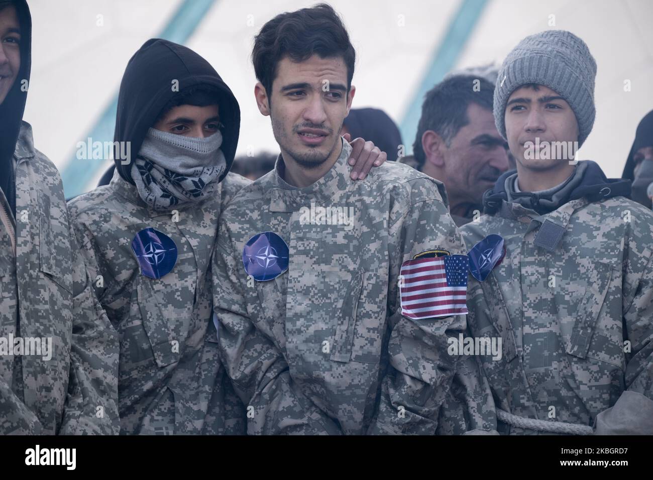 Iranische Schüler treten als US-Kriegsgefangene auf, während sie am 11. Februar 2020 an einer Kundgebung anlässlich des Jahrestages der Islamischen Revolution auf dem Azadi-Platz (Freiheit) im Westen Teherans teilnehmen. - Tausende von Iranern, die sich zum Gedenken an die 41 Jahre seit der Islamischen Revolution zusammenschlossen, in einer Zeit erhöhter Spannungen mit den Vereinigten Staaten, als Zeichen der Einheit. Die Feierlichkeiten markieren den Tag, an dem der schiitische Geistliche Khomeini aus dem Exil zurückkehrte und die letzte Regierung des schahs verdrängte. (Foto von Morteza Nikoubazl/NurPhoto) Stockfoto