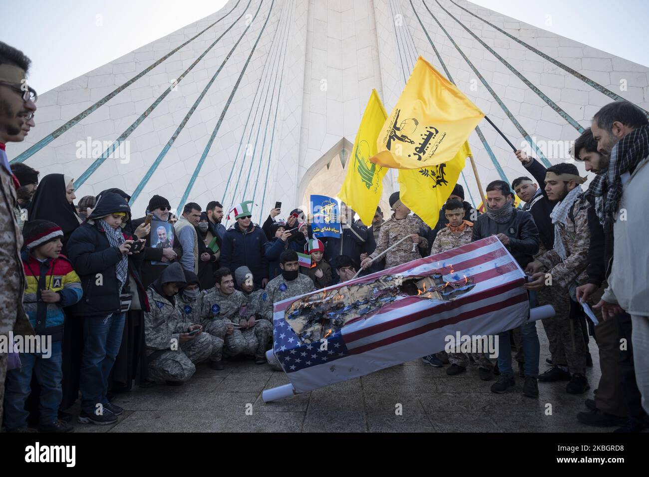 Iranische Schüler verbrennen am 11. Februar 2020 auf dem Azadi-Platz im Westen Teherans einen symbolischen US-Sarg während einer Kundgebung zum Jahrestag der Islamischen Revolution. - Tausende von Iranern, die sich zum Gedenken an die 41 Jahre seit der Islamischen Revolution zusammenschlossen, in einer Zeit erhöhter Spannungen mit den Vereinigten Staaten, als Zeichen der Einheit. Die Feierlichkeiten markieren den Tag, an dem der schiitische Geistliche Khomeini aus dem Exil zurückkehrte und die letzte Regierung des schahs verdrängte. (Foto von Morteza Nikoubazl/NurPhoto) Stockfoto