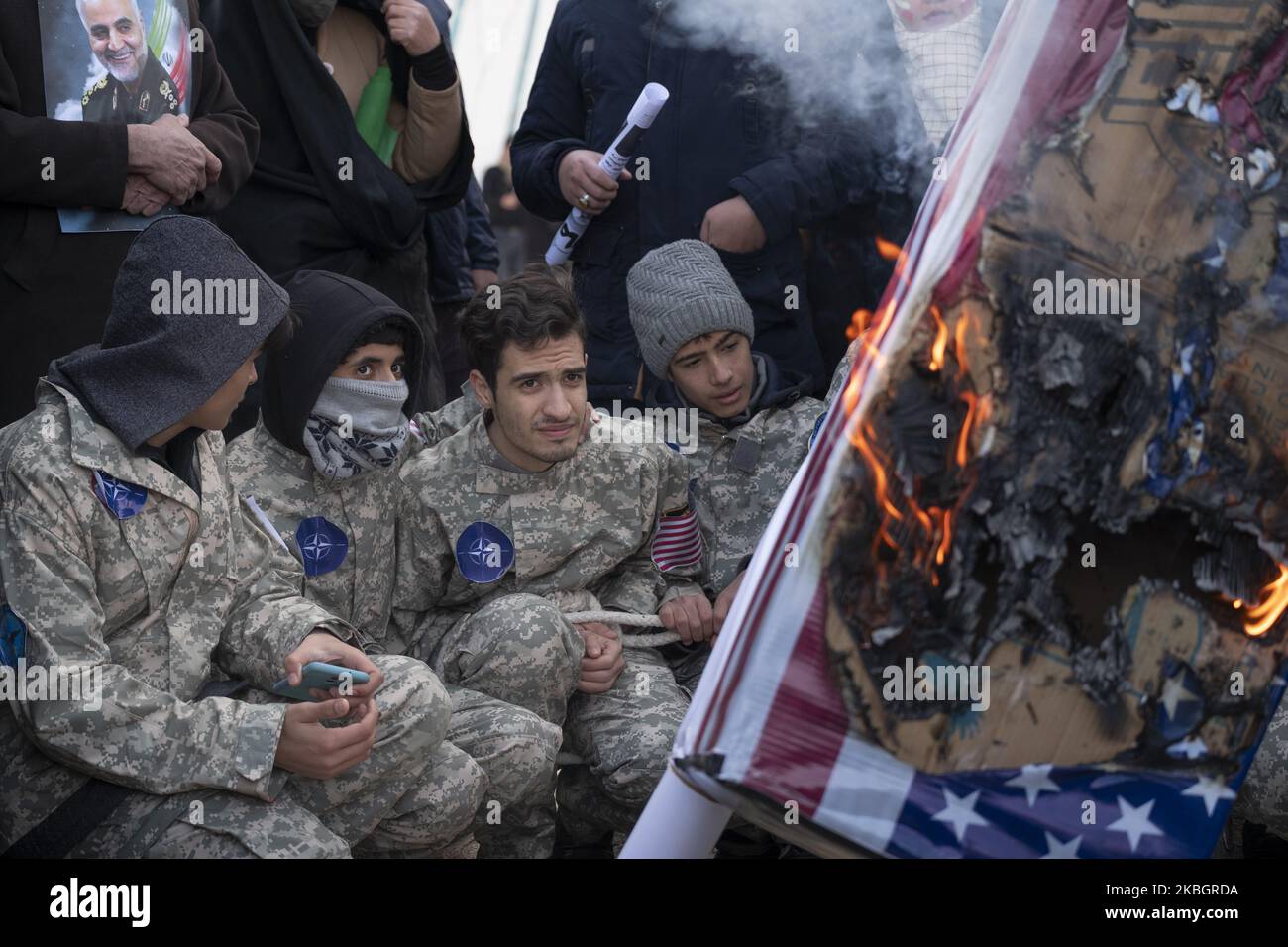 Iraner verbrennen einen symbolischen US-Sarg, während Schuljungen als US-Kriegsgefangene auftreten, während sie am 11. Februar 2020 an einer Kundgebung anlässlich des Jahrestages der Islamischen Revolution auf dem Azadi-Platz (Freiheit) im Westen Teherans teilnehmen. - Tausende von Iranern, die sich zum Gedenken an die 41 Jahre seit der Islamischen Revolution zusammenschlossen, in einer Zeit erhöhter Spannungen mit den Vereinigten Staaten, als Zeichen der Einheit. Die Feierlichkeiten markieren den Tag, an dem der schiitische Geistliche Khomeini aus dem Exil zurückkehrte und die letzte Regierung des schahs verdrängte. (Foto von Morteza Nikoubazl/NurPhoto) Stockfoto