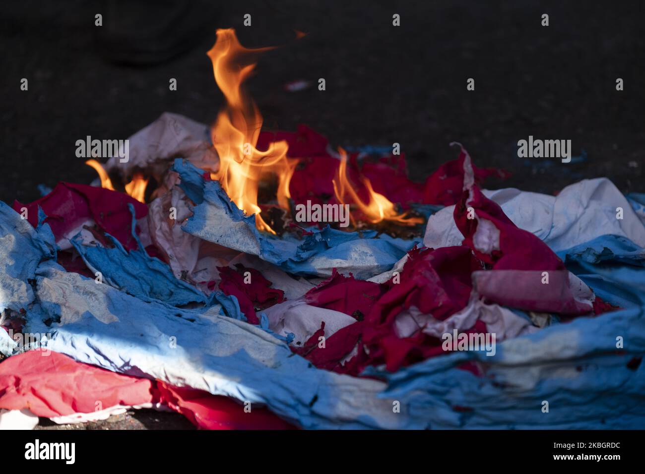 Die US-Flagge brennt während einer Kundgebung zum Jahrestag der Islamischen Revolution am 11. Februar 2020 auf dem Azadi-Platz (Freiheit) im Westen Teherans. - Tausende von Iranern, die sich zum Gedenken an die 41 Jahre seit der Islamischen Revolution zusammenschlossen, in einer Zeit erhöhter Spannungen mit den Vereinigten Staaten, als Zeichen der Einheit. Die Feierlichkeiten markieren den Tag, an dem der schiitische Geistliche Khomeini aus dem Exil zurückkehrte und die letzte Regierung des schahs verdrängte. (Foto von Morteza Nikoubazl/NurPhoto) Stockfoto