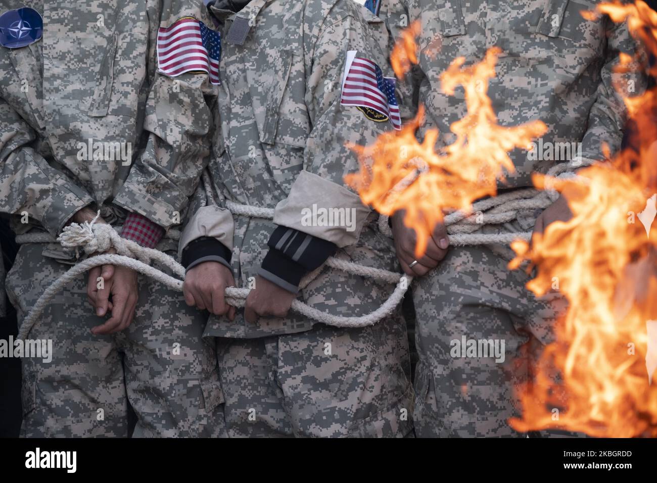 Iranische Schüler treten als US-Kriegsgefangene auf, während sie am 11. Februar 2020 an einer Kundgebung anlässlich des Jahrestages der Islamischen Revolution auf dem Azadi-Platz (Freiheit) im Westen Teherans teilnehmen. - Tausende von Iranern, die sich zum Gedenken an die 41 Jahre seit der Islamischen Revolution zusammenschlossen, in einer Zeit erhöhter Spannungen mit den Vereinigten Staaten, als Zeichen der Einheit. Die Feierlichkeiten markieren den Tag, an dem der schiitische Geistliche Khomeini aus dem Exil zurückkehrte und die letzte Regierung des schahs verdrängte. (Foto von Morteza Nikoubazl/NurPhoto) Stockfoto