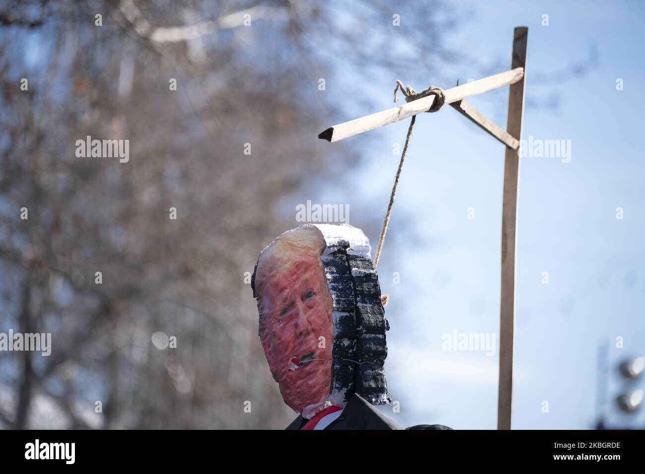 Ein iranischer Protestler (nicht abgebildet), der am 11. Februar 2020 auf dem Azadi-Platz (Freiheit) im Westen Teherans ein Bild des hingerichteten US-Präsidenten Donald Trump bei einer Kundgebung zum Jahrestag der Islamischen Revolution trägt. - Tausende von Iranern, die sich zum Gedenken an die 41 Jahre seit der Islamischen Revolution zusammenschlossen, in einer Zeit erhöhter Spannungen mit den Vereinigten Staaten, als Zeichen der Einheit. Die Feierlichkeiten markieren den Tag, an dem der schiitische Geistliche Khomeini aus dem Exil zurückkehrte und die letzte Regierung des schahs verdrängte. (Foto von Morteza Nikoubazl/NurPhoto) Stockfoto