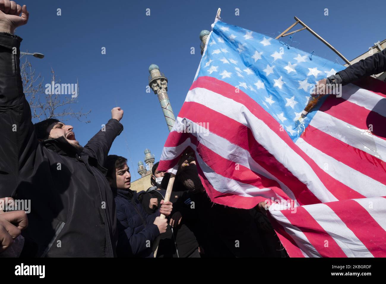 Iranische Demonstranten rufen US-feindliche Parolen, während sie am 11. Februar 2020 auf dem Azadi-Platz im Westen Teherans während einer Kundgebung zum Jahrestag der Islamischen Revolution die US-Flagge verbrennen. - Tausende von Iranern, die sich zum Gedenken an die 41 Jahre seit der Islamischen Revolution zusammenschlossen, in einer Zeit erhöhter Spannungen mit den Vereinigten Staaten, als Zeichen der Einheit. Die Feierlichkeiten markieren den Tag, an dem der schiitische Geistliche Khomeini aus dem Exil zurückkehrte und die letzte Regierung des schahs verdrängte. (Foto von Morteza Nikoubazl/NurPhoto) Stockfoto