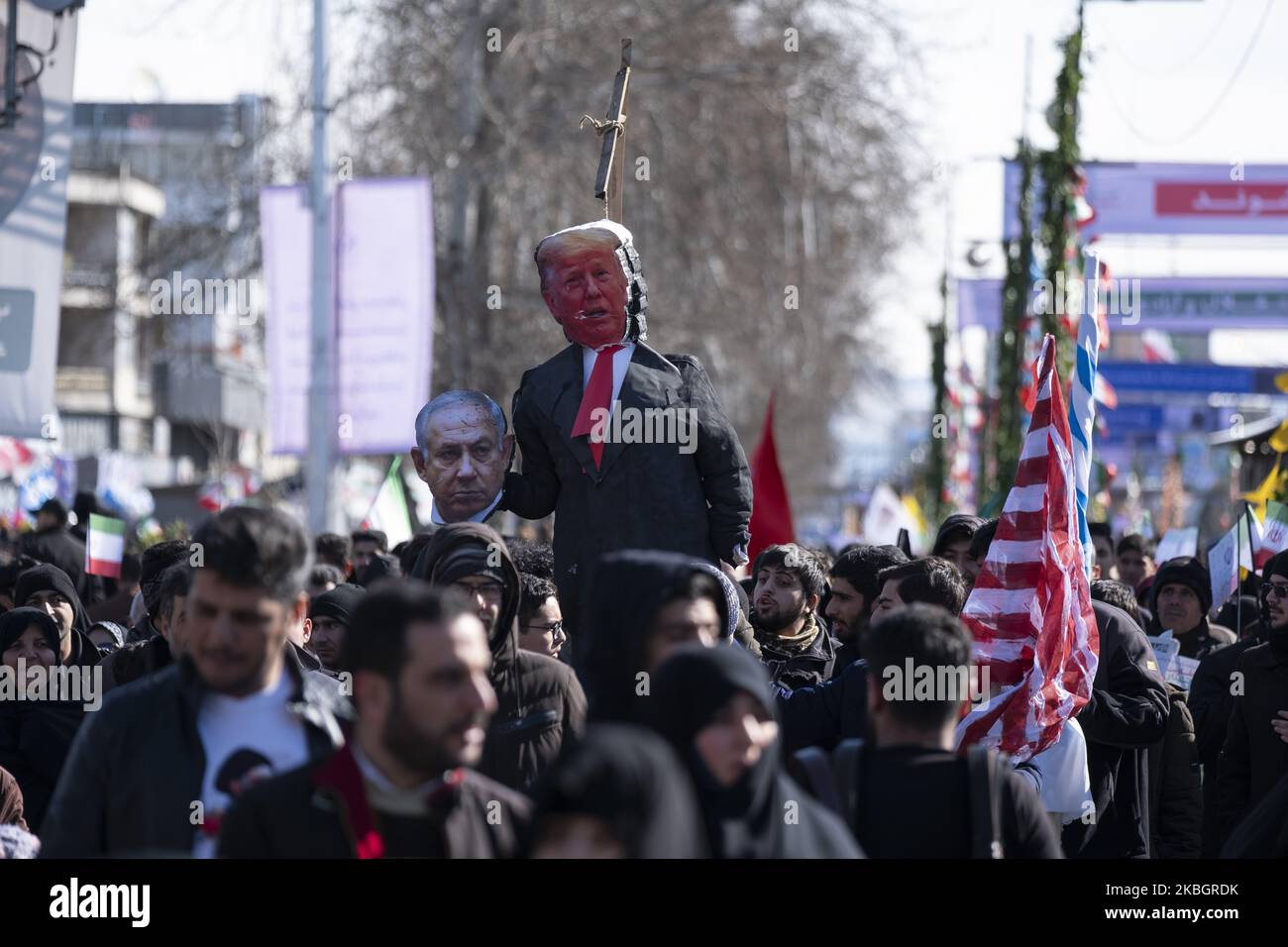 Ein iranischer Protestler, der am 11. Februar 2020 auf dem Azadi-Platz (Freiheit) im westlichen Teheran einen exekutierten US-Präsidenten Donald Trump und ein Bildnis des israelischen Premierministers Benjamin Netanjahu bei einer Kundgebung anlässlich des Jahrestages der Islamischen Revolution trug. - Tausende von Iranern, die sich zum Gedenken an die 41 Jahre seit der Islamischen Revolution zusammenschlossen, in einer Zeit erhöhter Spannungen mit den Vereinigten Staaten, als Zeichen der Einheit. Die Feierlichkeiten markieren den Tag, an dem der schiitische Geistliche Khomeini aus dem Exil zurückkehrte und die letzte Regierung des schahs verdrängte. (Foto von Morteza Nikoubazl/NurPhoto) Stockfoto