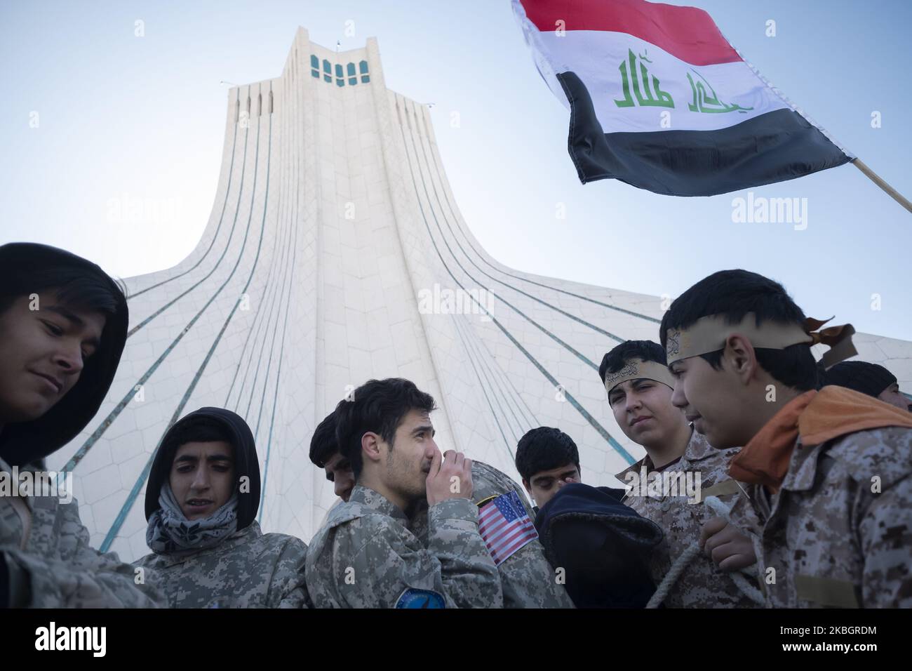 Iranische Schüler treten als US-Kriegsgefangene auf, während sie am 11. Februar 2020 an einer Kundgebung anlässlich des Jahrestages der Islamischen Revolution auf dem Azadi-Platz (Freiheit) im Westen Teherans teilnehmen. - Tausende von Iranern, die sich zum Gedenken an die 41 Jahre seit der Islamischen Revolution zusammenschlossen, in einer Zeit erhöhter Spannungen mit den Vereinigten Staaten, als Zeichen der Einheit. Die Feierlichkeiten markieren den Tag, an dem der schiitische Geistliche Khomeini aus dem Exil zurückkehrte und die letzte Regierung des schahs verdrängte. (Foto von Morteza Nikoubazl/NurPhoto) Stockfoto