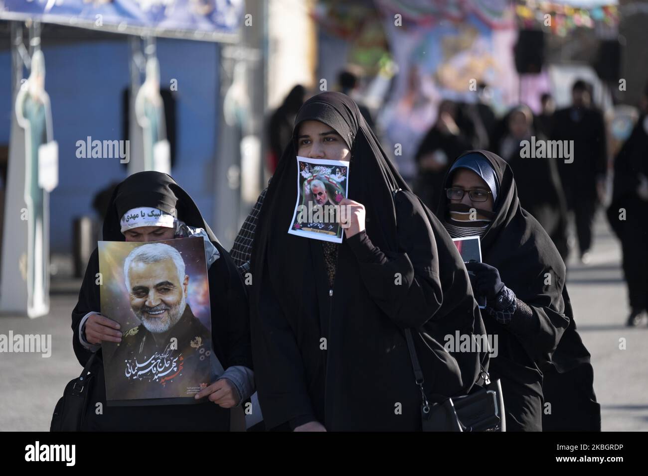 Iranische verschleierte Frauen, die am 11. Februar 2020 auf dem Azadi-Platz (Freiheit) im Westen Teherans Porträts des ehemaligen Korps der Islamischen Revolutionsgarden Qasem Soleimani trugen, während einer Kundgebung zum Jahrestag der Islamischen Revolution. - Tausende von Iranern, die sich zum Gedenken an die 41 Jahre seit der Islamischen Revolution zusammenschlossen, in einer Zeit erhöhter Spannungen mit den Vereinigten Staaten, als Zeichen der Einheit. Die Feierlichkeiten markieren den Tag, an dem der schiitische Geistliche Khomeini aus dem Exil zurückkehrte und die letzte Regierung des schahs verdrängte. (Foto von Morteza Nikoubazl/NurPhoto) Stockfoto