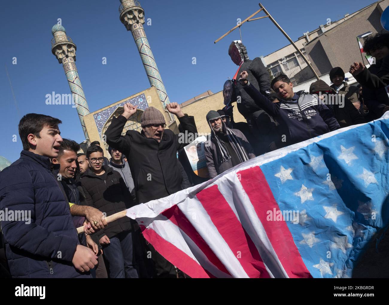 Iranische Demonstranten rufen am 11. Februar 2020 auf dem Azadi-Platz (Freiheit) im Westen Teherans Anti-USA-Slogans, während sie die US-Flagge halten. - Tausende von Iranern, die sich zum Gedenken an die 41 Jahre seit der Islamischen Revolution zusammenschlossen, in einer Zeit erhöhter Spannungen mit den Vereinigten Staaten, als Zeichen der Einheit. Die Feierlichkeiten markieren den Tag, an dem der schiitische Geistliche Khomeini aus dem Exil zurückkehrte und die letzte Regierung des schahs verdrängte. (Foto von Morteza Nikoubazl/NurPhoto) Stockfoto