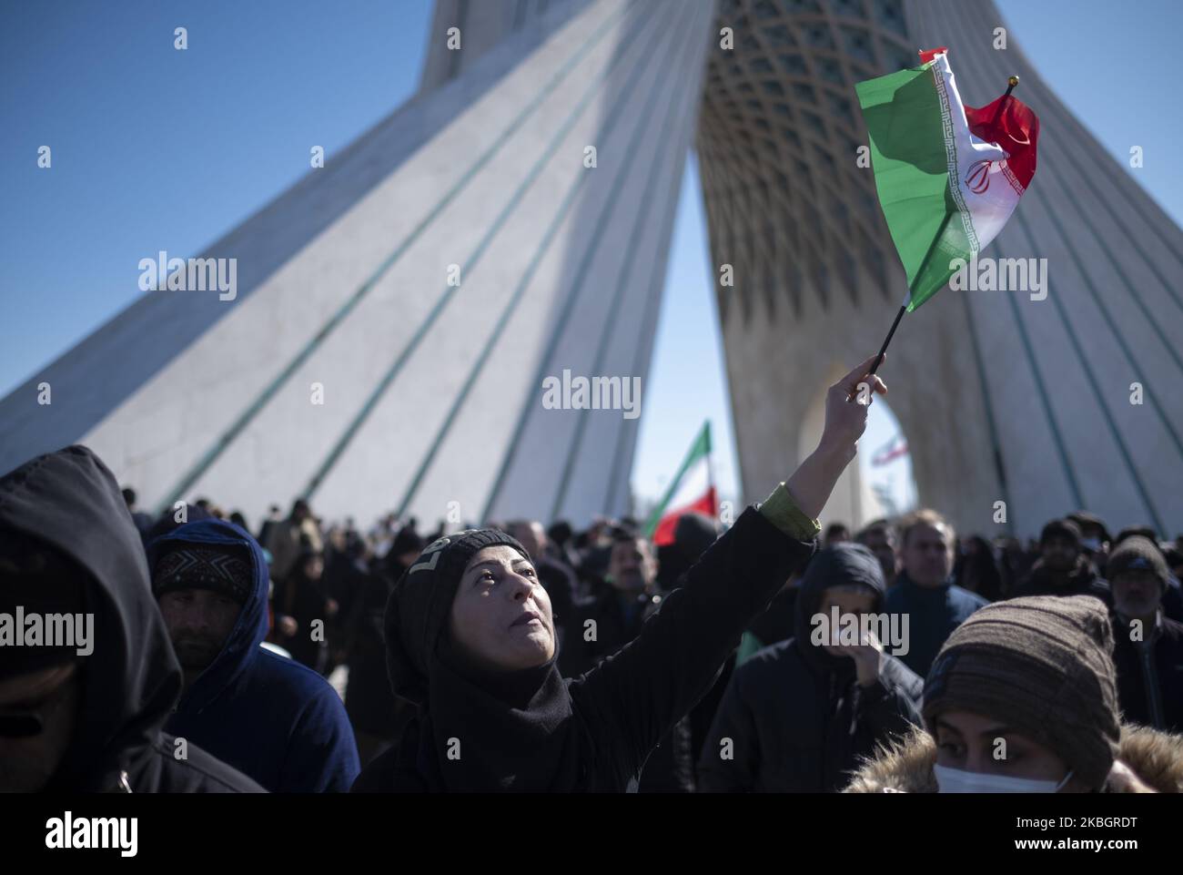 Eine Iranerin schwenkt eine iranische Flagge, als sie am 11. Februar 2020 an einer Kundgebung anlässlich des Jahrestages der Islamischen Revolution auf dem Azadi-Platz (Freiheit) im Westen Teherans teilnimmt. - Tausende von Iranern, die sich zum Gedenken an die 41 Jahre seit der Islamischen Revolution zusammenschlossen, in einer Zeit erhöhter Spannungen mit den Vereinigten Staaten, als Zeichen der Einheit. Die Feierlichkeiten markieren den Tag, an dem der schiitische Geistliche Khomeini aus dem Exil zurückkehrte und die letzte Regierung des schahs verdrängte. (Foto von Morteza Nikoubazl/NurPhoto) Stockfoto