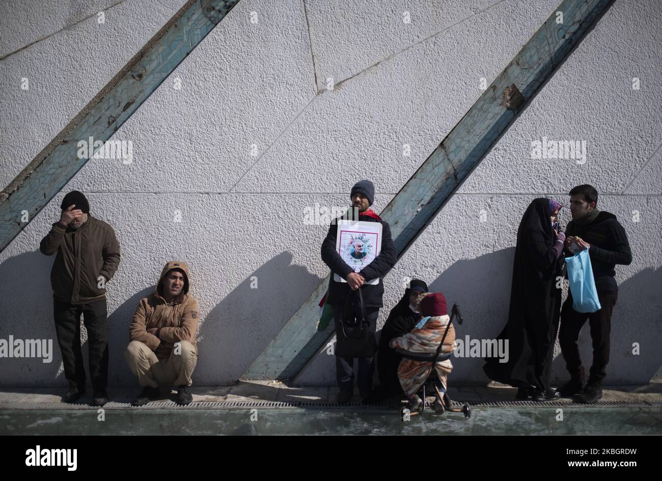 Ein Iraner hält am 11. Februar 2020 auf dem Azadi-Platz im Westen Teherans ein Porträt des ehemaligen Qasem Soleimani, eines Korps der Islamischen Revolutionsgarde, während einer Kundgebung anlässlich des Jahrestages der Islamischen Revolution. - Tausende von Iranern, die sich zum Gedenken an die 41 Jahre seit der Islamischen Revolution zusammenschlossen, in einer Zeit erhöhter Spannungen mit den Vereinigten Staaten, als Zeichen der Einheit. Die Feierlichkeiten markieren den Tag, an dem der schiitische Geistliche Khomeini aus dem Exil zurückkehrte und die letzte Regierung des schahs verdrängte. (Foto von Morteza Nikoubazl/NurPhoto) Stockfoto