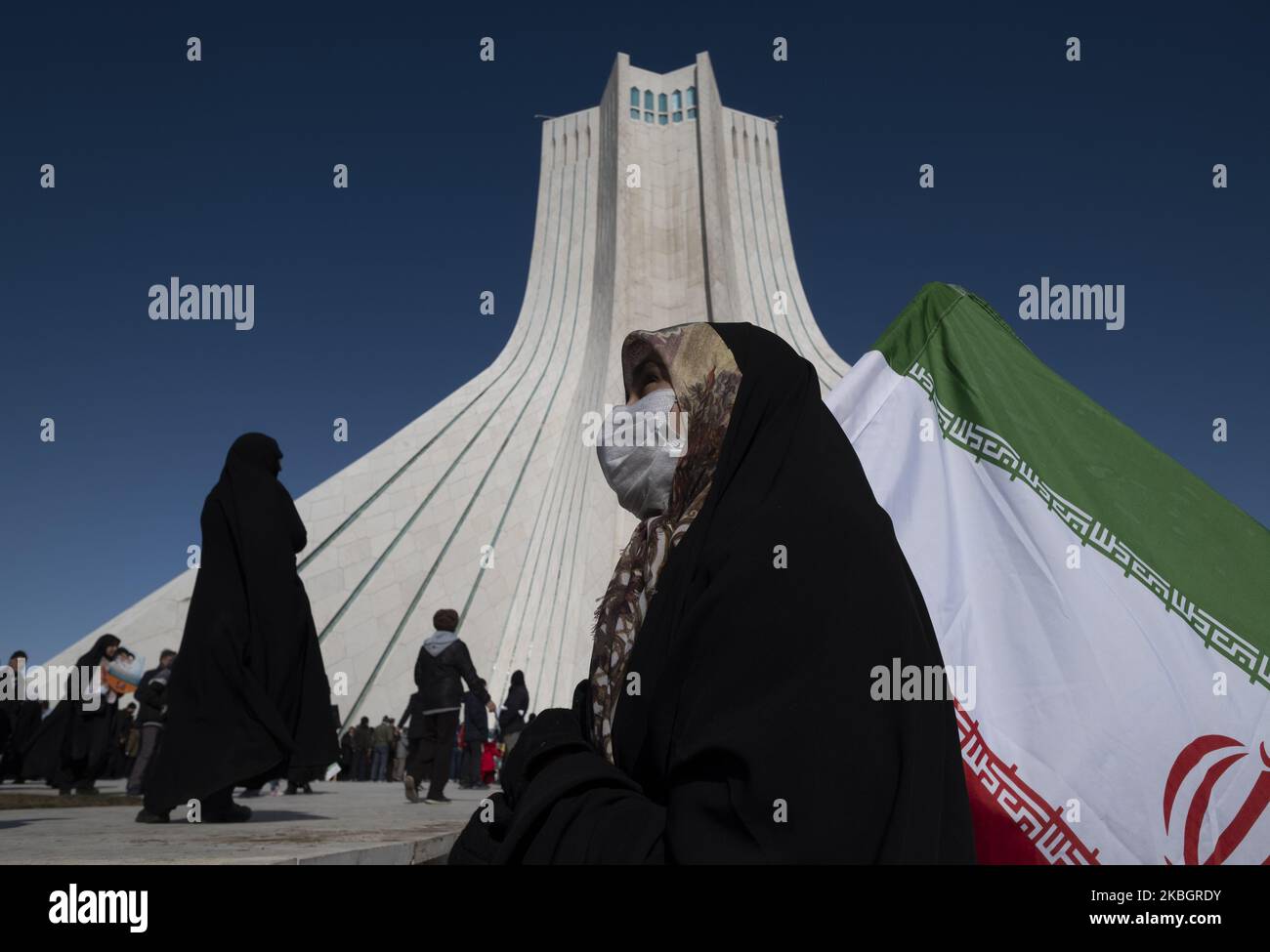 Eine Iranerin hält eine iranische Flagge, während sie am 11. Februar 2020 an einer Kundgebung anlässlich des Jahrestages der Islamischen Revolution auf dem Azadi-Platz (Freiheit) im Westen Teherans teilnahm. - Tausende von Iranern, die sich zum Gedenken an die 41 Jahre seit der Islamischen Revolution zusammenschlossen, in einer Zeit erhöhter Spannungen mit den Vereinigten Staaten, als Zeichen der Einheit. Die Feierlichkeiten markieren den Tag, an dem der schiitische Geistliche Khomeini aus dem Exil zurückkehrte und die letzte Regierung des schahs verdrängte. (Foto von Morteza Nikoubazl/NurPhoto) Stockfoto