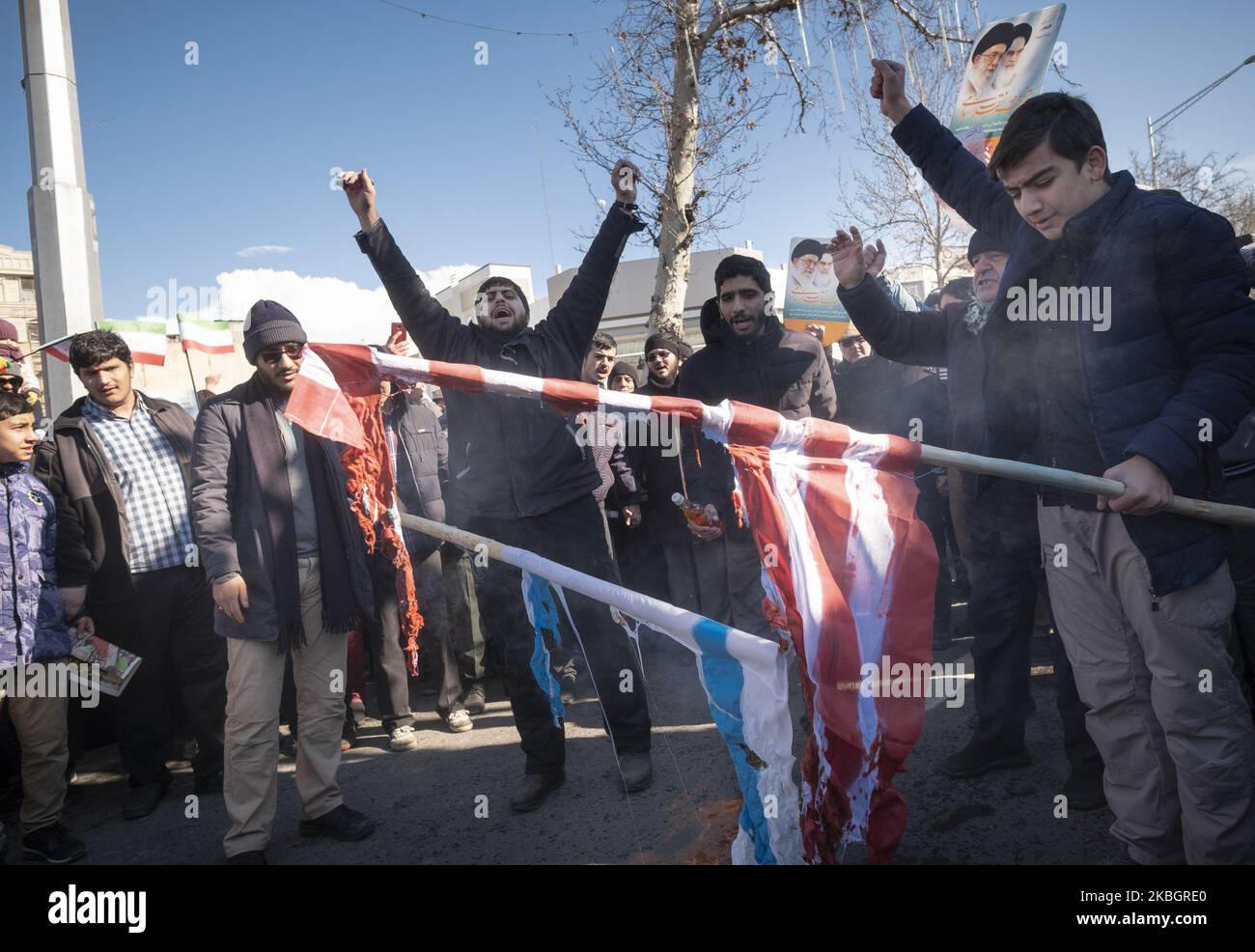 Iranische Demonstranten rufen US-feindliche Parolen, während sie die US- und eine israelische Flagge während einer Kundgebung anlässlich des Jahrestages der Islamischen Revolution auf dem Azadi-Platz (Freiheit) im westlichen Teheran am 11. Februar 2020 verbrennen. - Tausende von Iranern, die sich zum Gedenken an die 41 Jahre seit der Islamischen Revolution zusammenschlossen, in einer Zeit erhöhter Spannungen mit den Vereinigten Staaten, als Zeichen der Einheit. Die Feierlichkeiten markieren den Tag, an dem der schiitische Geistliche Khomeini aus dem Exil zurückkehrte und die letzte Regierung des schahs verdrängte. (Foto von Morteza Nikoubazl/NurPhoto) Stockfoto